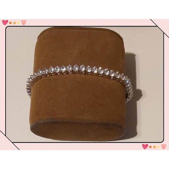 Gorgeous 10 Carat Genuine Diamond Simulant Round Cut Tennis Bracelet - Picture 4 of 6